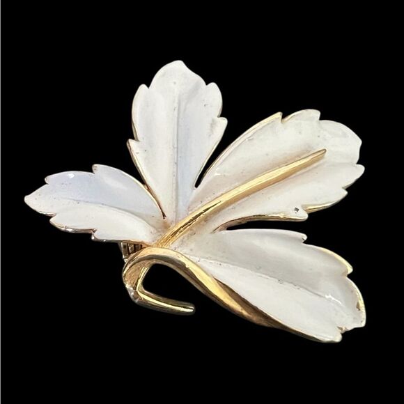 Vintage white enamel flower brooch gold tone - Picture 3 of 5